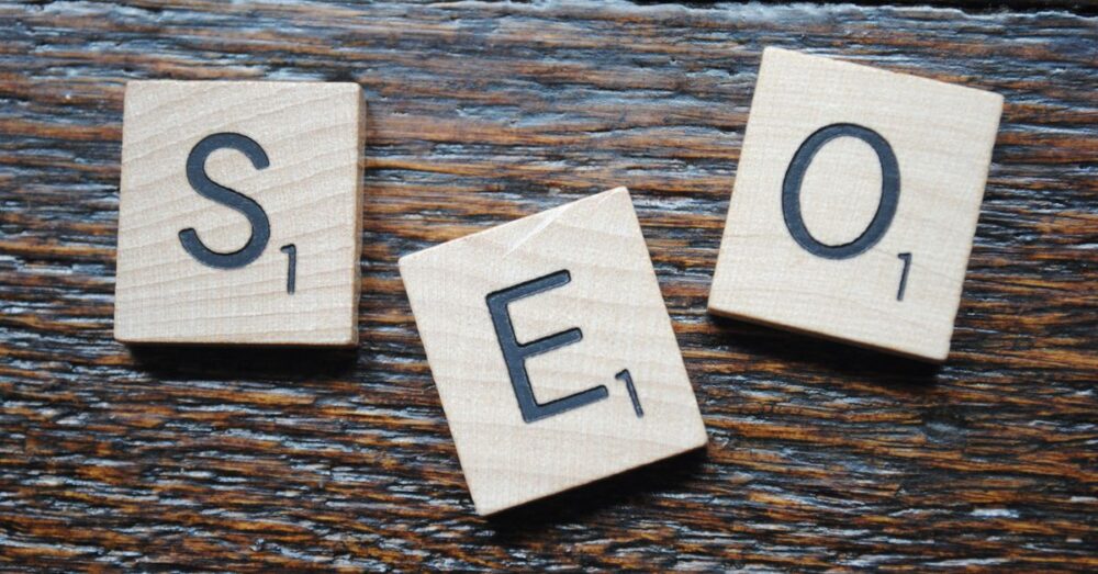 SEOとGEOの違いを比較した図解（検索エンジン最適化と会話エンジン最適化）