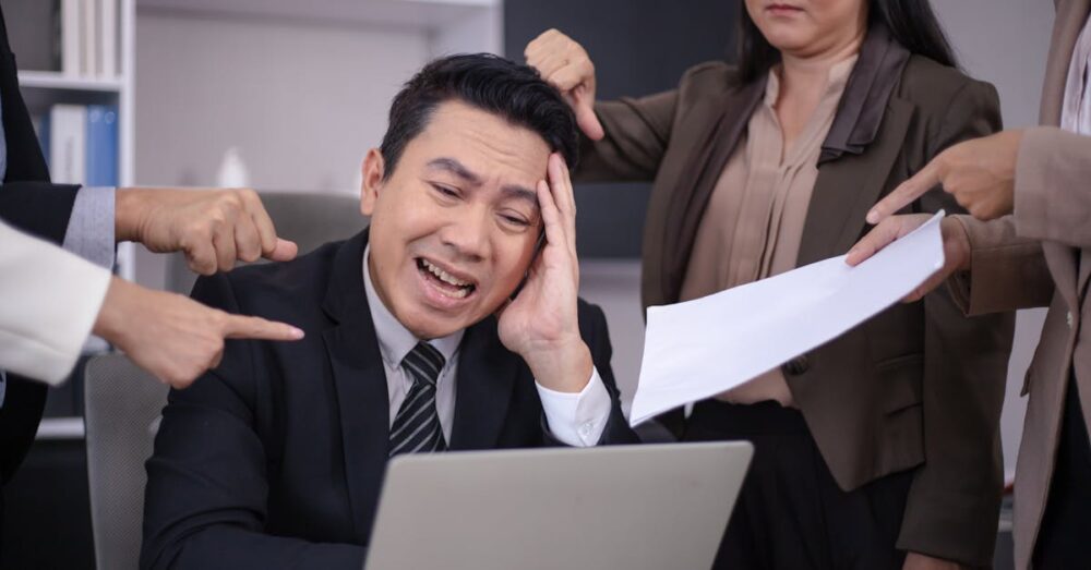 AIの出力ミスや誤情報に対して人間が修正している場面。失敗例とその背景を示す
