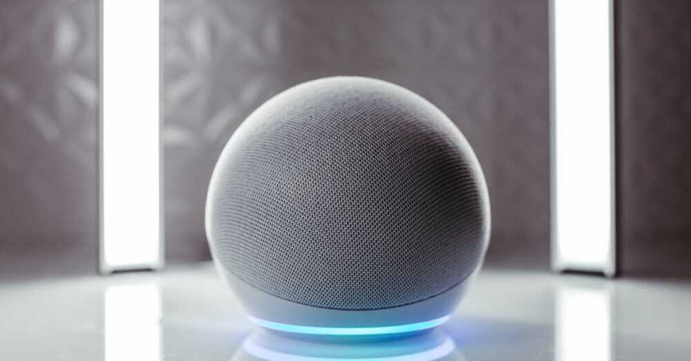 生成AIを搭載した音声アシスタントを活用するビジネスマンのイメージ。作業効率化やスマートな働き方を象徴するシーン。