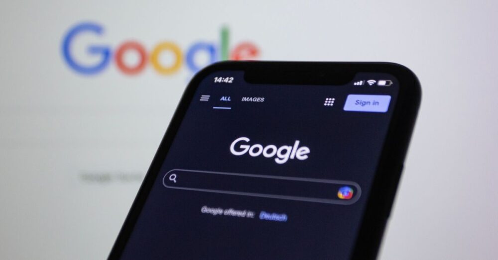 AppleとGoogleの戦略的提携の背景を象徴するイメージ