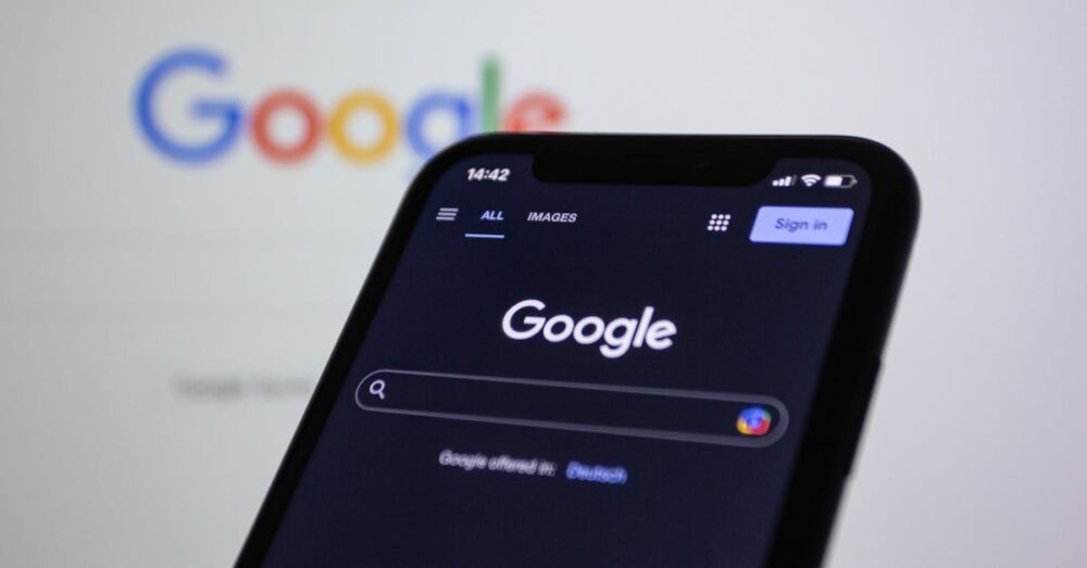 Google検索画面に表示されたAI OverviewsとGemini 3が検索体験を変える様子