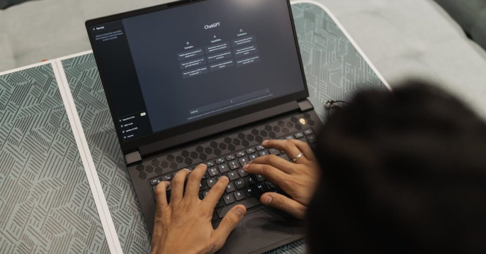 Google Geminiを活用して資料作成や業務効率化を実現しているビジネスシーンのイメージ。