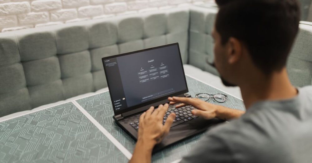 AIノートツールがビジネス現場を変えるイメージ画像。デジタルデバイス上でAIが文書を解析し、ビジネスマンが効率よく作業している様子。