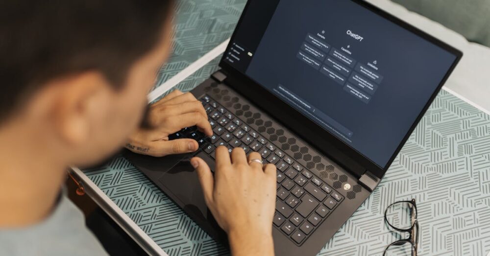 オフィスでGeminiを使ってスプレッドシートを操作するビジネスパーソンの利用シーン