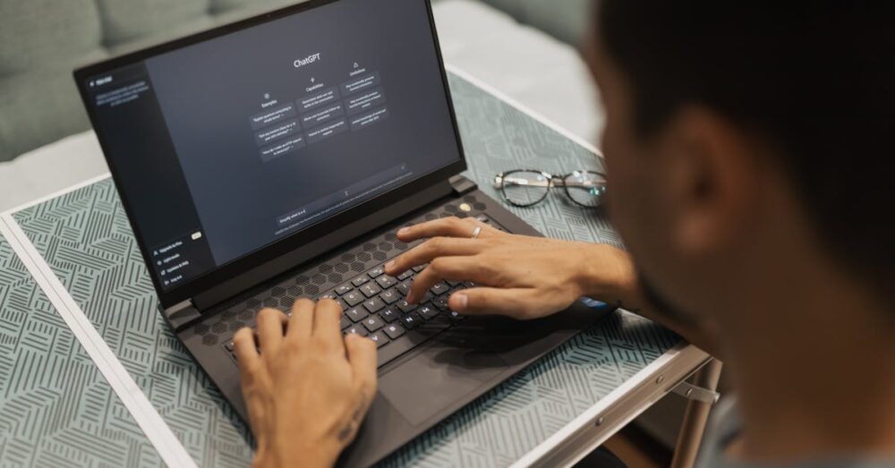 AIノートツールがビジネス現場を変えるイメージ画像。デジタルデバイス上でAIが文書を解析し、ビジネスマンが効率よく作業している様子。