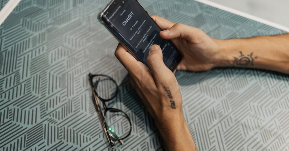 ChatGPTとの親しみやすい対話の様子を描いたイラスト