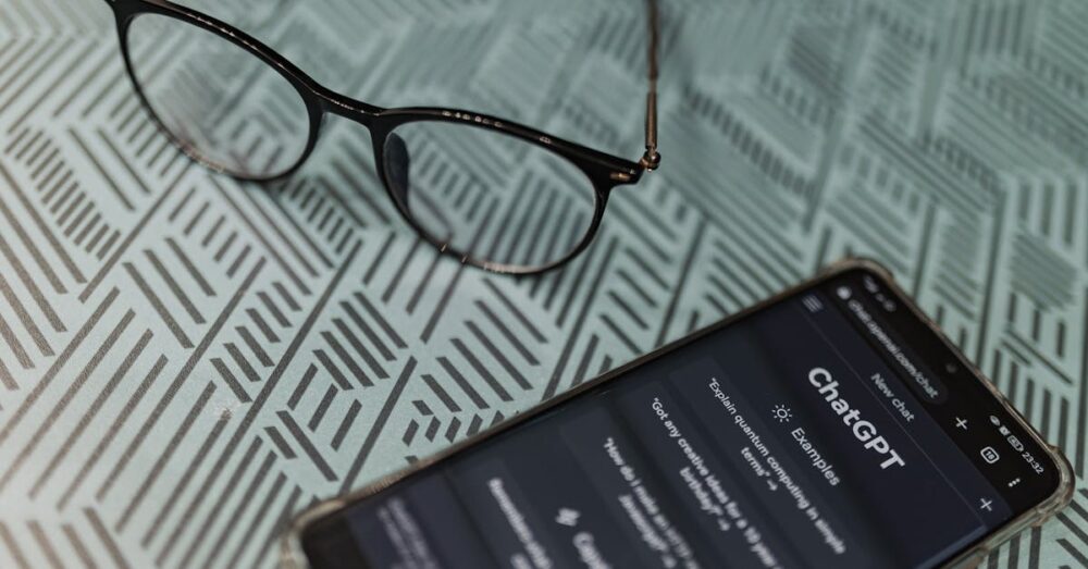 AI対応音声入力アプリの多機能性を示すイメージ画像。標準機能との違いや先進的なUIが視覚的にわかる構成。