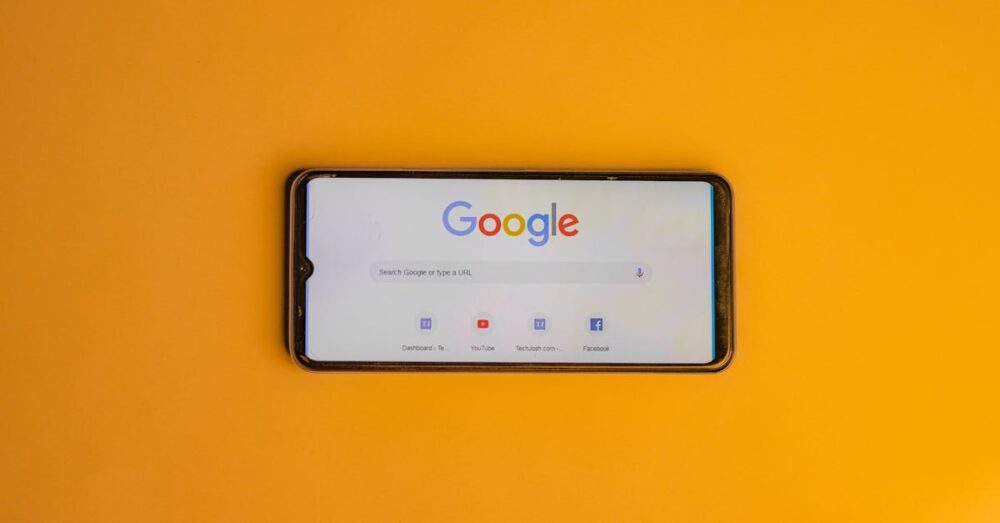 Googleスプレッドシート上でGeminiのサイドパネルが開かれ、AIが操作指示を受けている画面イメージ