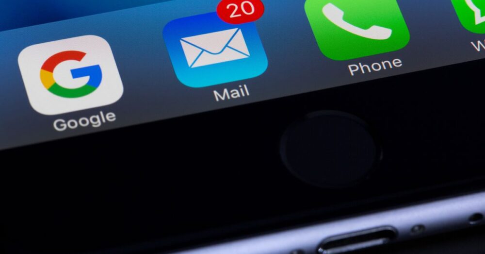 GmailでAIがメールの要点を自動で要約した表示例のイラスト