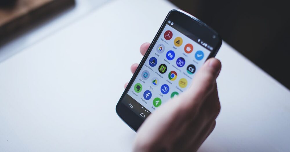 Google GeminiがGmailやカレンダー、ドキュメントと連携して動作しているイメージ図。