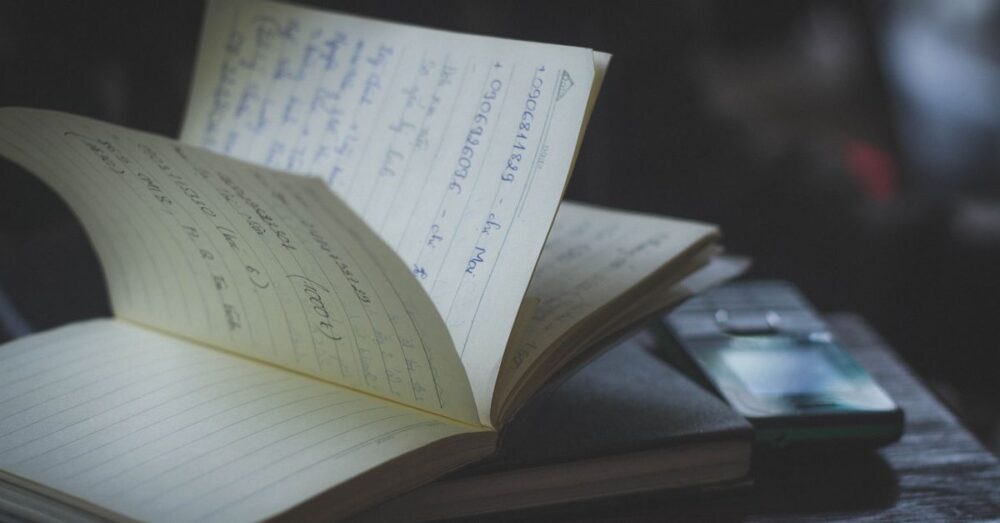 NotebookLMとGeminiを連携して文書整理と文章化を進める様子。レポート作成や企画業務での活用が想定される。