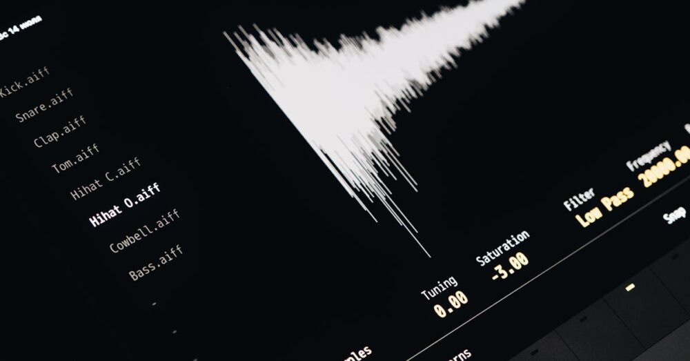 SuperWhisperとAQUA VOICEのユーザーインターフェースを比較するイメージ。音声入力機能や操作画面の違いが視覚的に示されている。