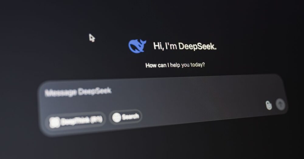 SuperWhisperとAQUA VOICEのユーザーインターフェースを比較するイメージ。音声入力機能や操作画面の違いが視覚的に示されている。