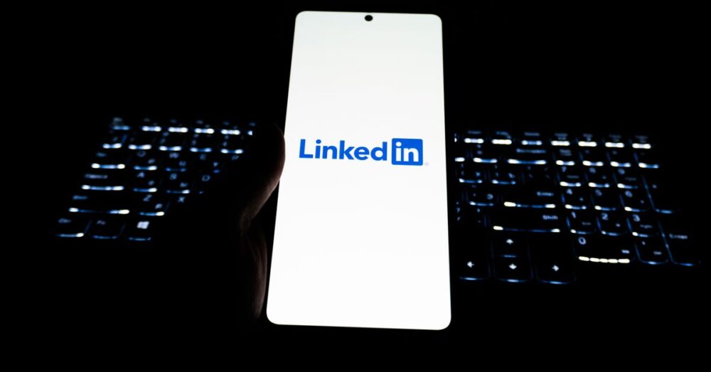 SNSや動画プラットフォームへと移行する検索行動の変化を示す図