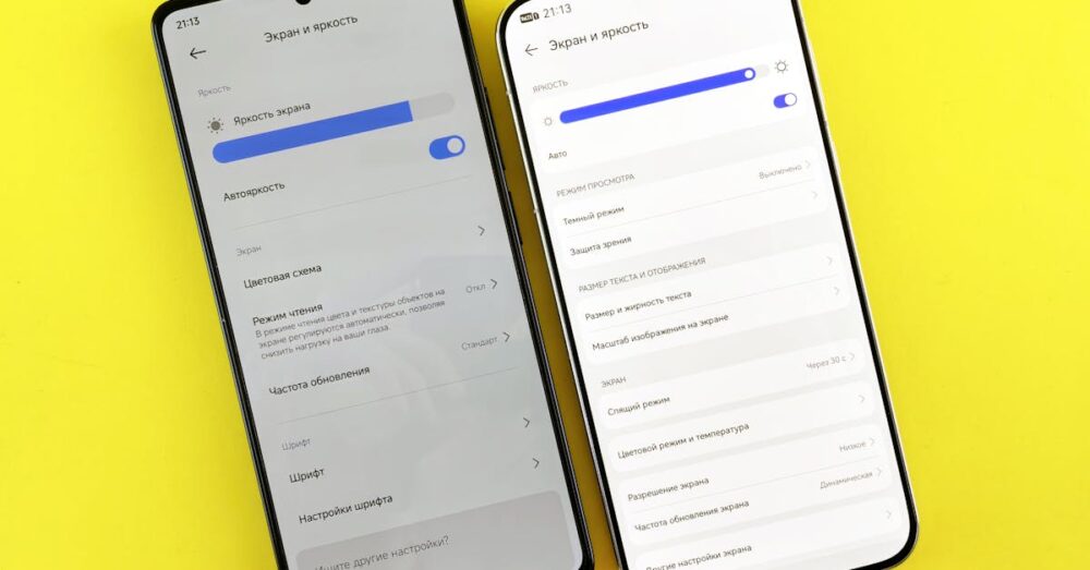 オフィス環境でデジタルツールの機能比較チャートをモニタに表示している様子