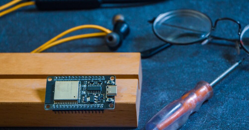 ChatGPT Goで利用可能な機能をビジネスや学習に活用するシーンを表したイラスト（例：AIで文章作成・資料要約・コード修正など）