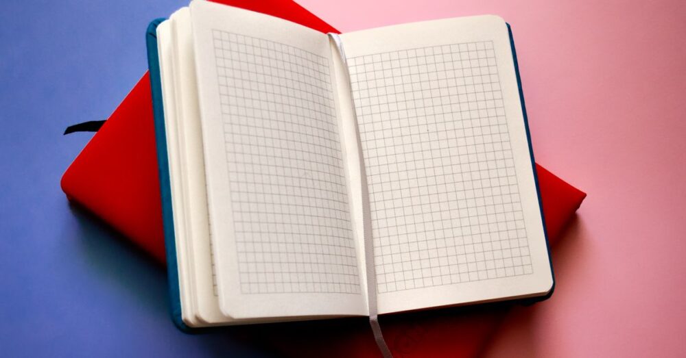 NotebookLMとGeminiを連携して文書整理と文章化を進める様子。レポート作成や企画業務での活用が想定される。