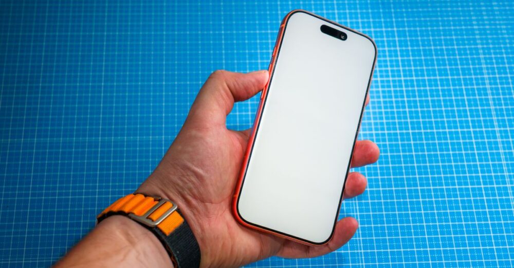 iPhoneへの乗り換えタイミングを悩むユーザーの決断シーンを表現したイメージ