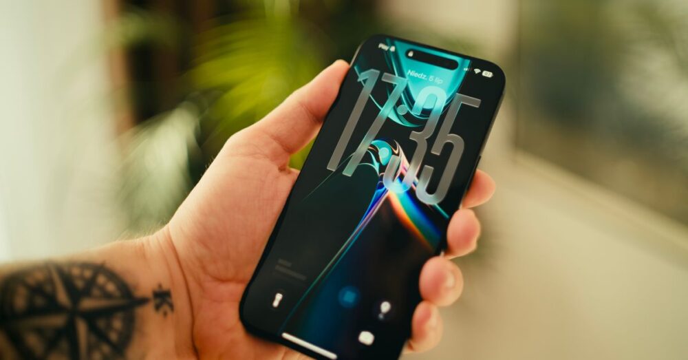 iPhoneへの乗り換えタイミングを悩むユーザーの決断シーンを表現したイメージ