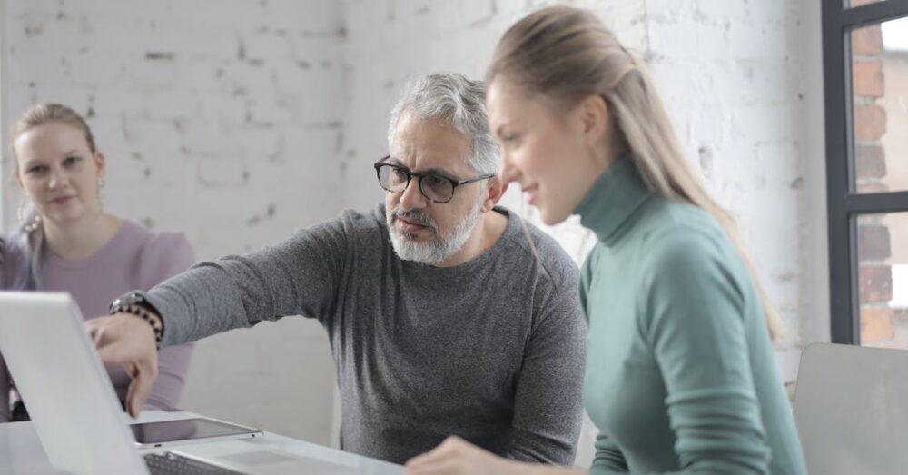 チーム 会議 で AI 会議アシスタント を 使用する風景