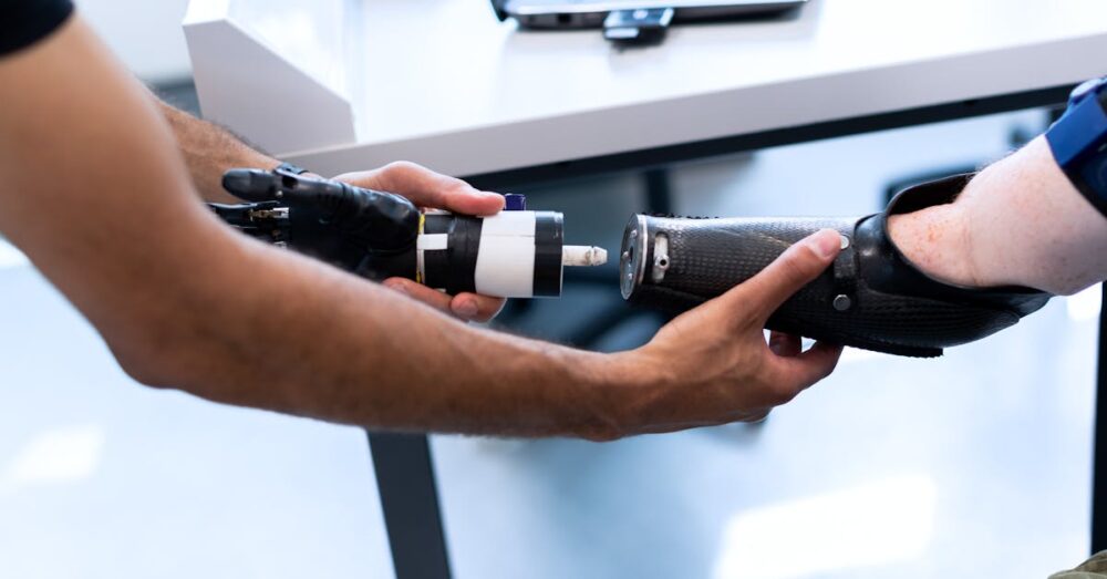 GmailでAIと人間が役割を分担して協働しているイメージ図