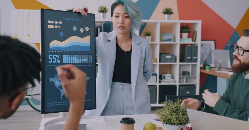 AIと人間が協力して仕事を進めるシーン。新しい仕事観と役割分担を表現
