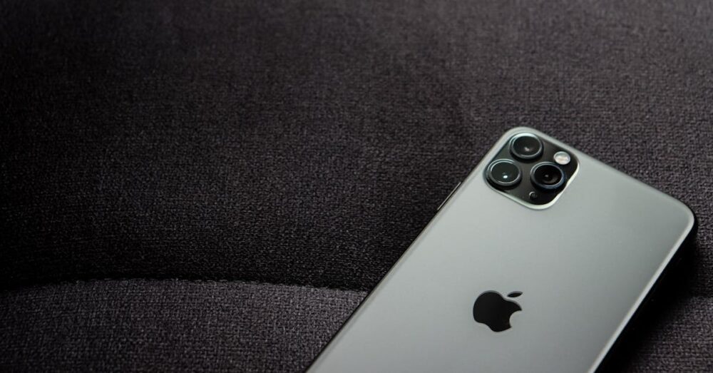 iPhoneへの乗り換えタイミングを悩むユーザーの決断シーンを表現したイメージ