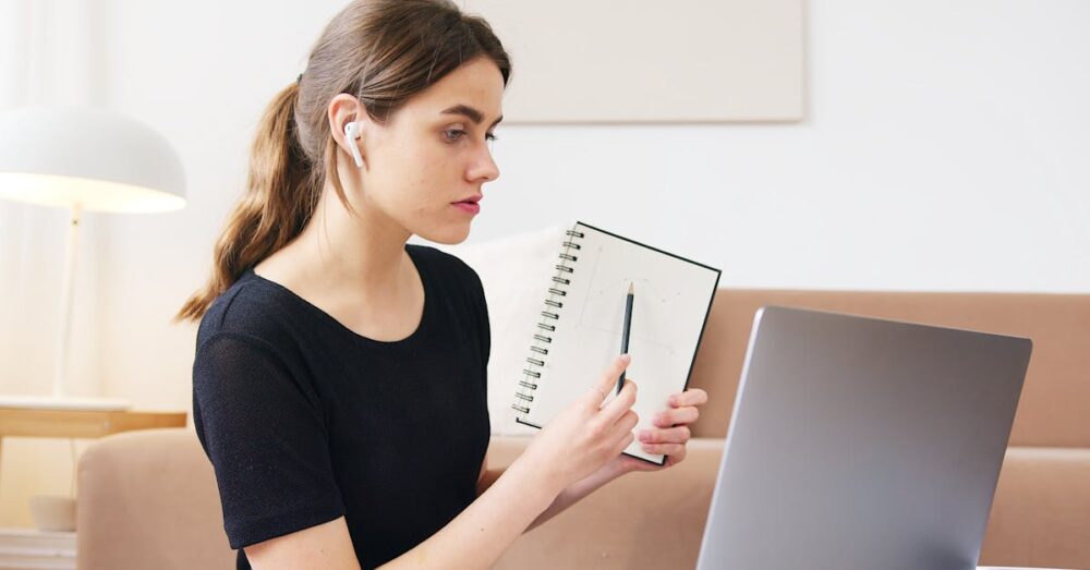 自宅でAI面接対策ツールを使って練習する学生のイメージ