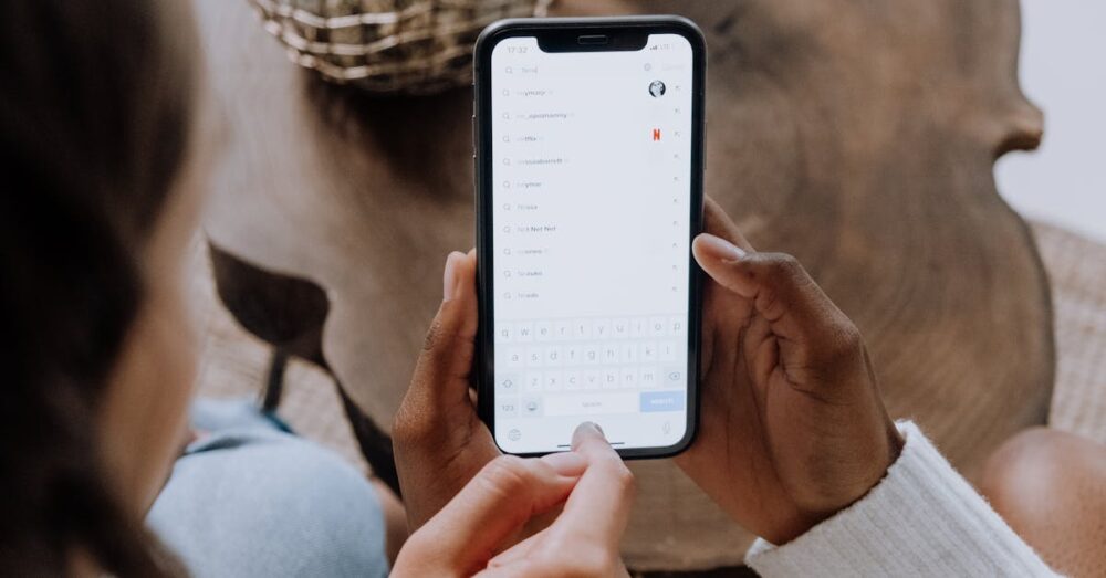 SNSや動画プラットフォームへと移行する検索行動の変化を示す図