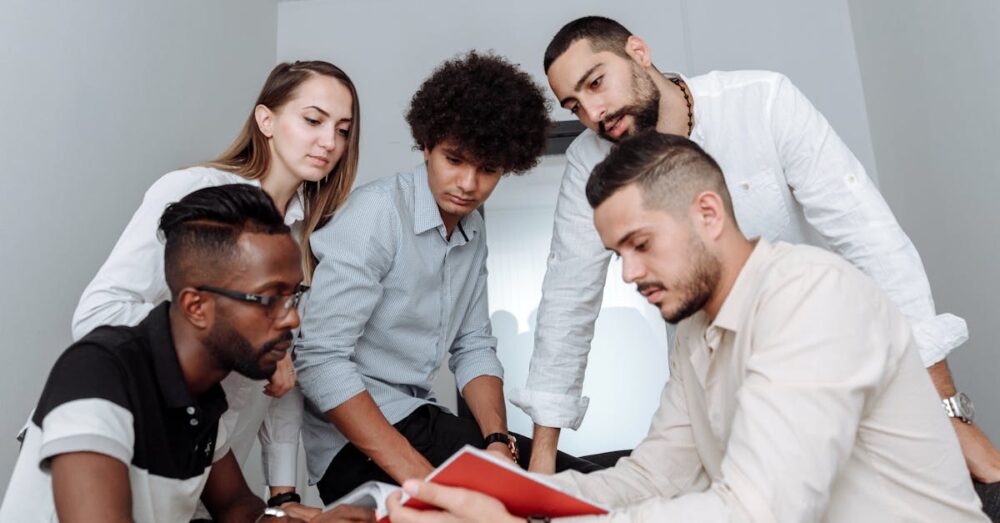 AIと人間が協力して仕事を進めるシーン。新しい仕事観と役割分担を表現