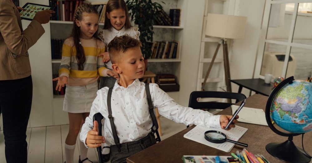 AI教育ツールを使って学習する学生たちのイメージ