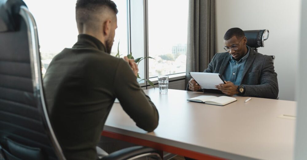 AI面接に向けて表情や声、話し方を練習する就活生の様子。