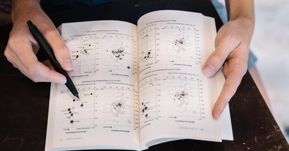 NotebookLMとGeminiを連携して文書整理と文章化を進める様子。レポート作成や企画業務での活用が想定される。