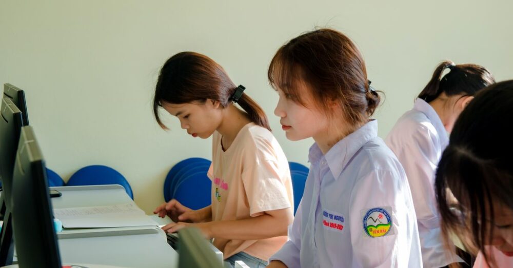 AI教育ツールを使って学習する学生たちのイメージ