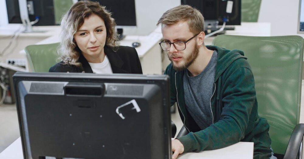 AIの出力ミスや誤情報に対して人間が修正している場面。失敗例とその背景を示す