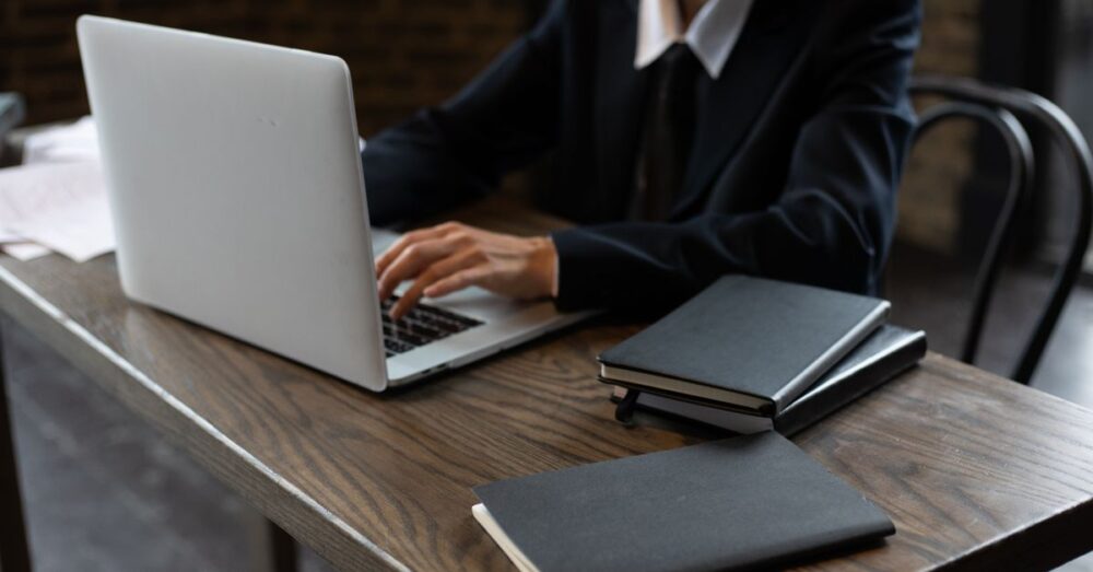 職種ごとの業務シーンに応じてNotebookLMが使われている様子。各職種の人々がノートPCでAIと連携して仕事を進めている。