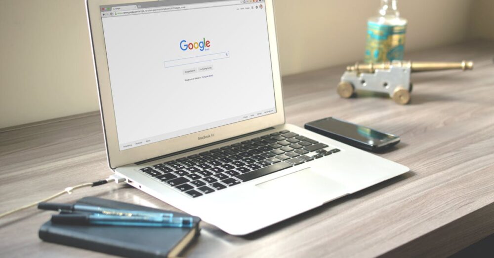 AppleとGoogleの戦略的提携の背景を象徴するイメージ