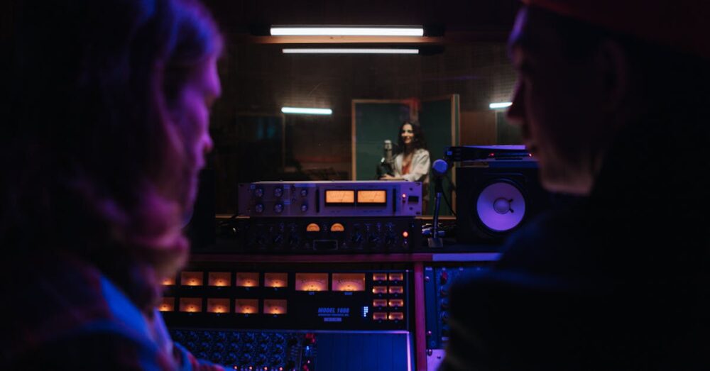 DTMユーザーがReSing FreeでAIボーカルを試しているイメージ：PC画面と音声波形が映る