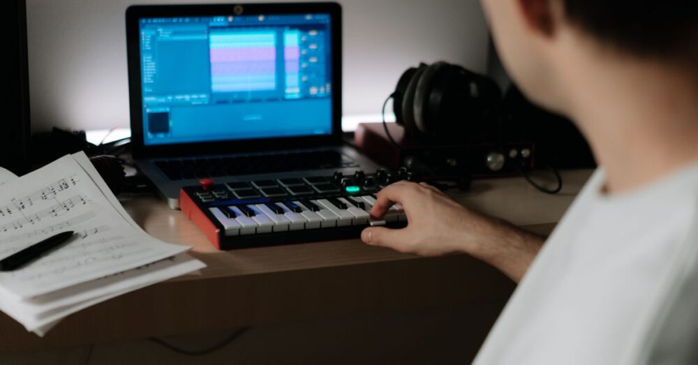 DTMユーザーがReSing FreeでAIボーカルを試しているイメージ：PC画面と音声波形が映る