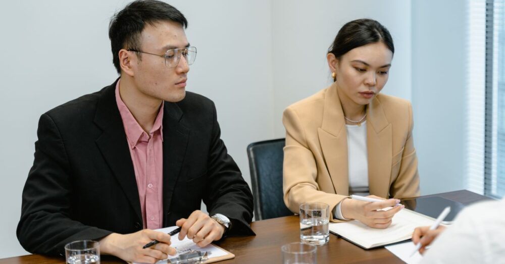 日本企業で導入されるAI面接のイメージ。応募者が録画面接を受ける様子。