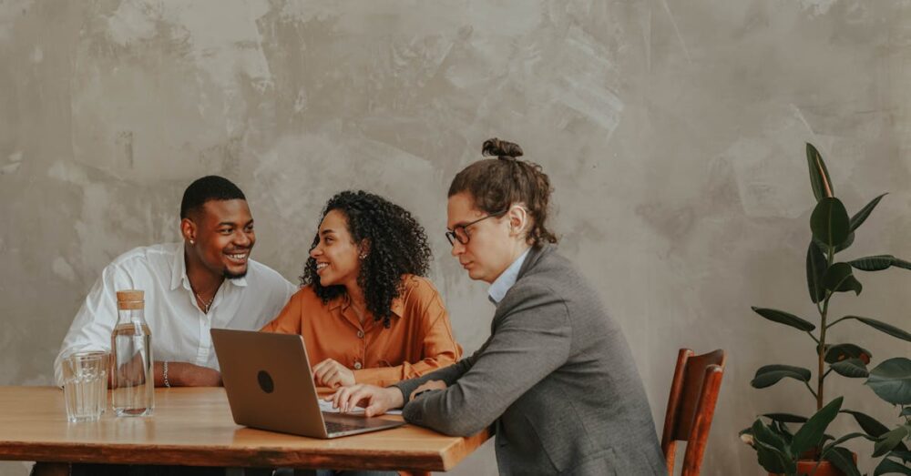 AIを今のうちに導入して活用すべき理由を図解した企業向けイメージ