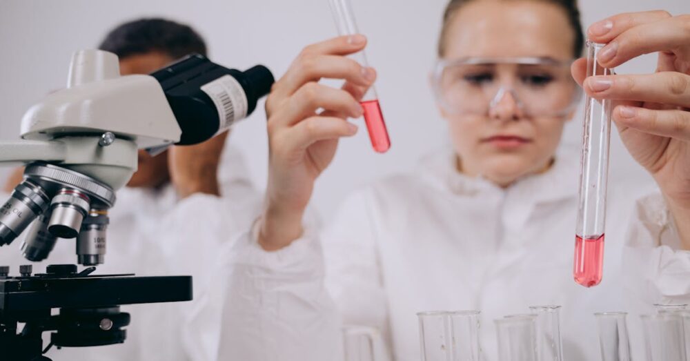 NotebookLMとGeminiを連携して文書整理と文章化を進める様子。レポート作成や企画業務での活用が想定される。