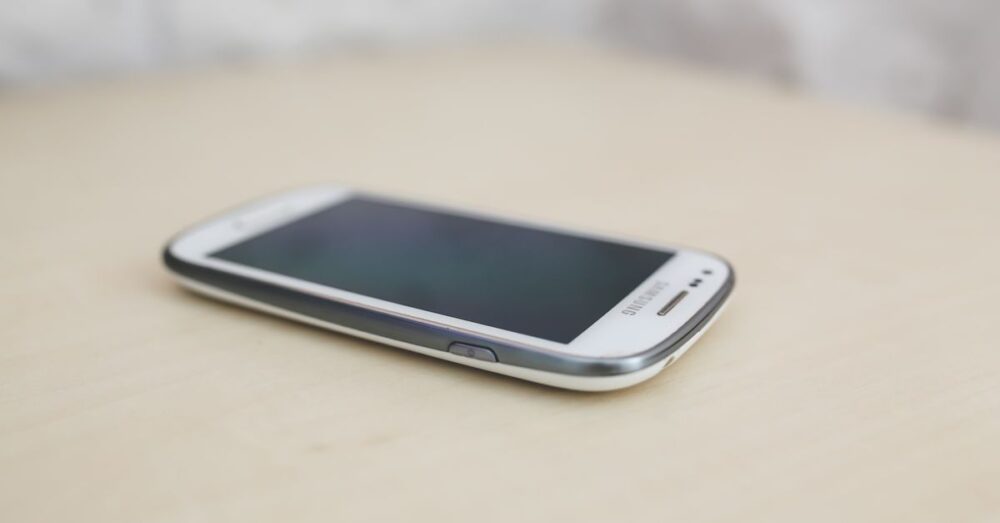 Galaxy S26の日本国内発売に関する情報とキャリア別の取り扱い状況を示したイメージ画像