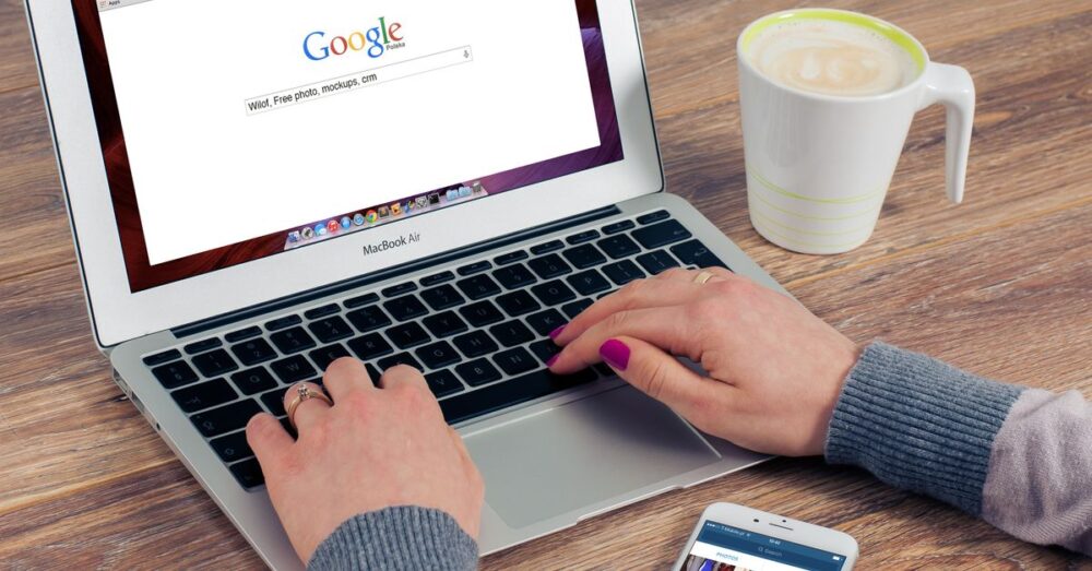 Google Antigravityのダッシュボードを操作しながら、リアルタイムでECサイトが構築されていく様子を映したノートパソコン画面。