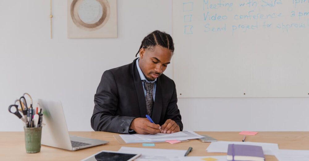 毎朝のコーヒーを飲みながら、AIと一緒に今日のタスク整理をリラックスして行うビジネスパーソンのイメージ