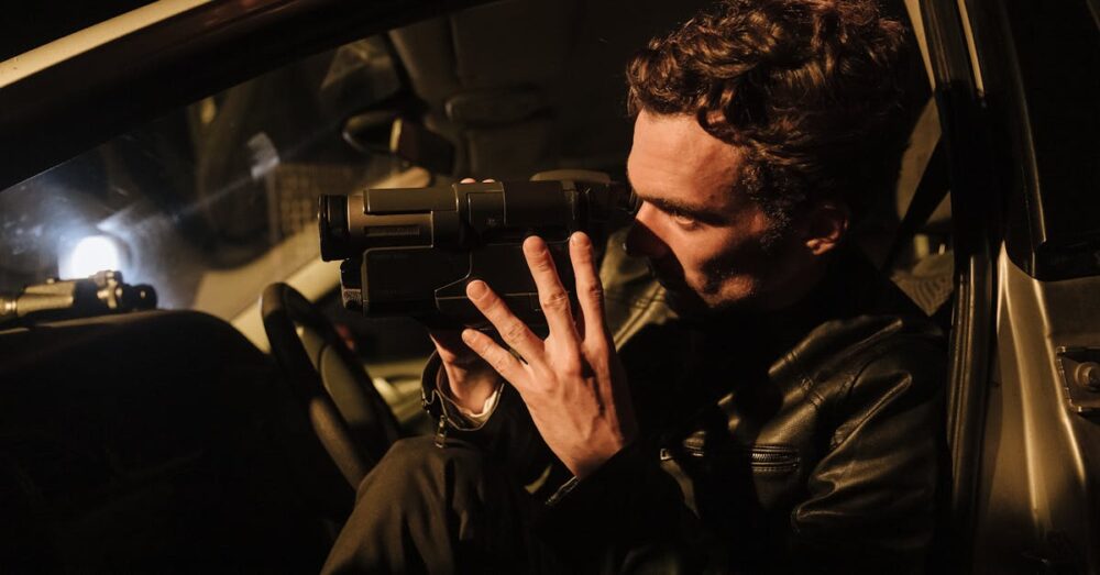 探偵が未解決事件の伏線を回収するように、難解なAIの概念を読み解いているイメージ