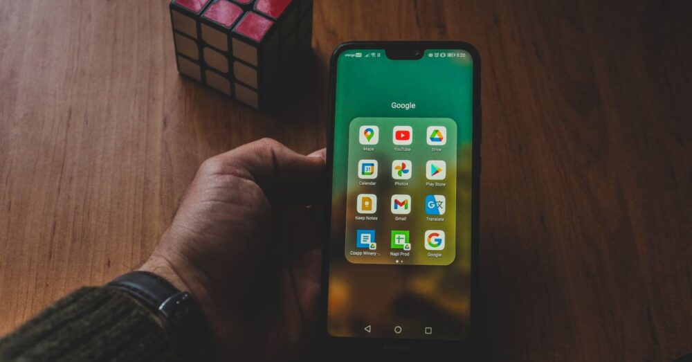 Google Stitchの設定画面でセキュリティとプライバシーオプションを選択しているイメージ。盾のアイコンとデータ保護を象徴するグラフィック。