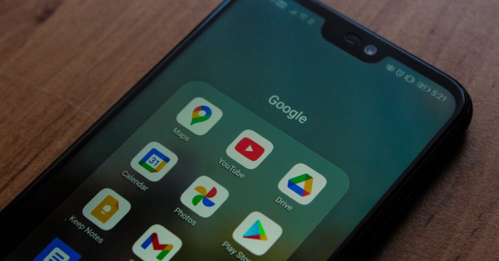 Google Stitchの設定画面でセキュリティとプライバシーオプションを選択しているイメージ。盾のアイコンとデータ保護を象徴するグラフィック。