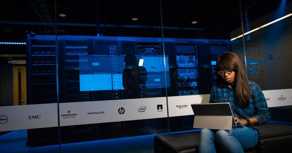 信頼性と安定性を象徴する、整然としたサーバーとデジタルデータの流れを表現した抽象画