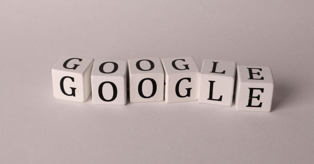 Google StitchからFigmaへデザインがエクスポートされる様子と、Variationsエンジンによって複数のカラーテーマやレイアウト案が並列で生成されている画面。